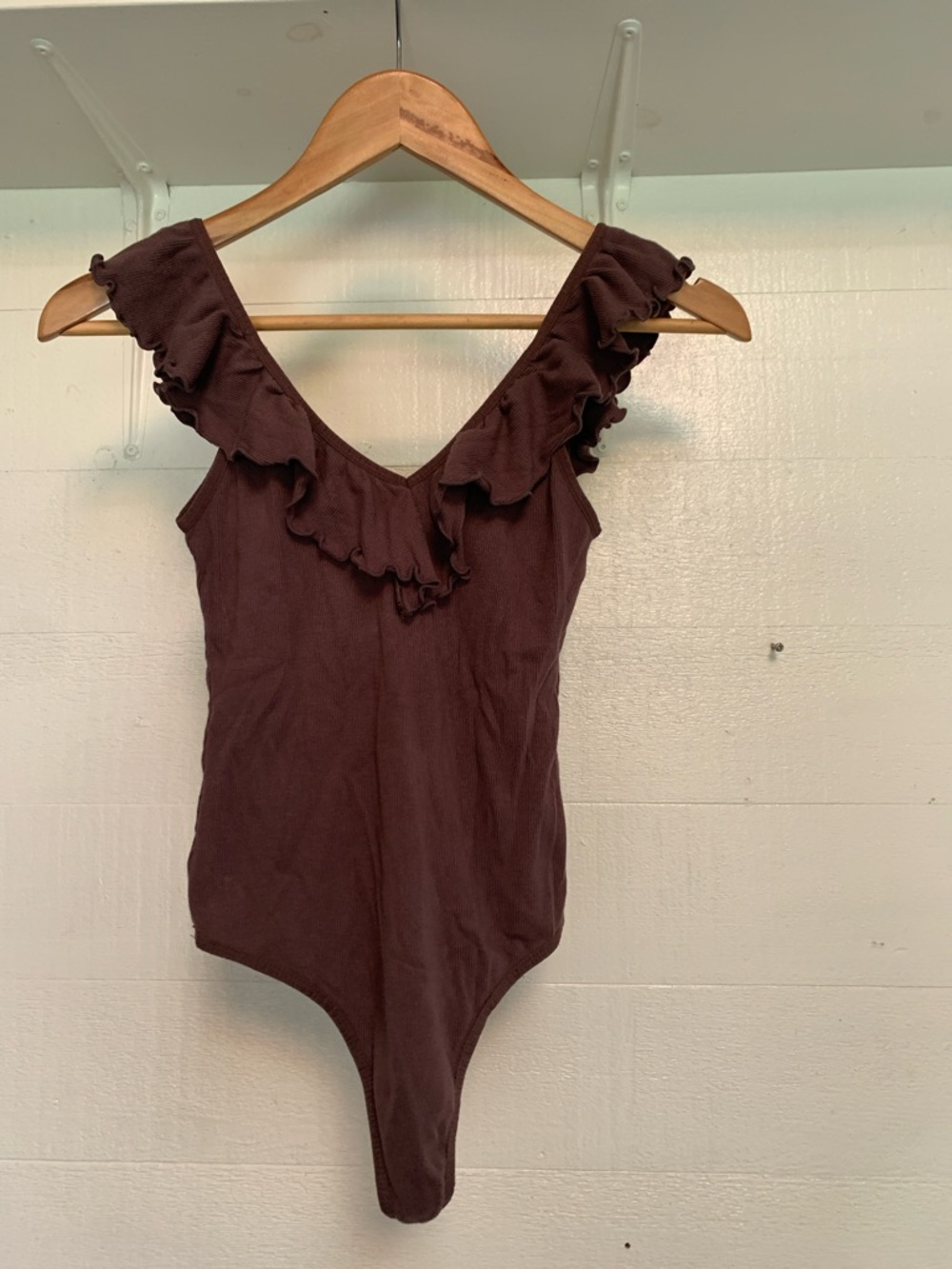 Wilfred Ruffled V-Neck Bodysuit in Chocolate Brown/mauve